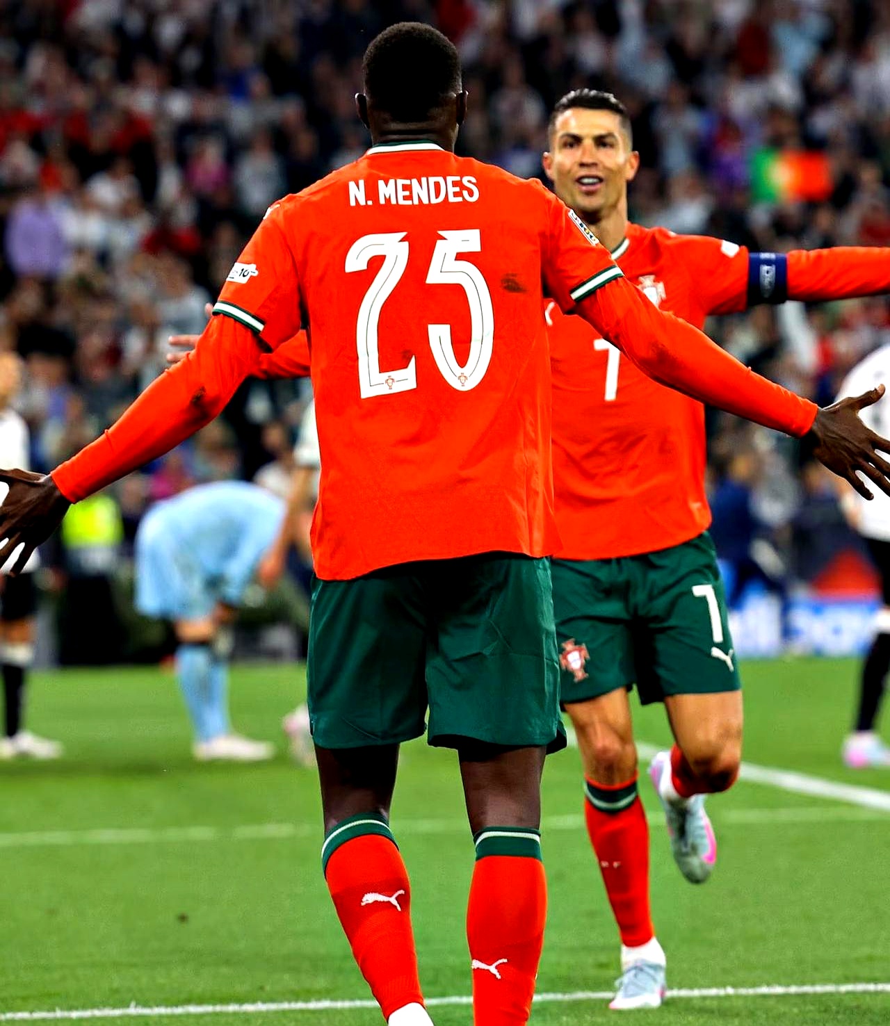 欧洲赛场上队员疾风骤雨般破门得分 欧洲赛场上队员疾风骤雨般破门得分