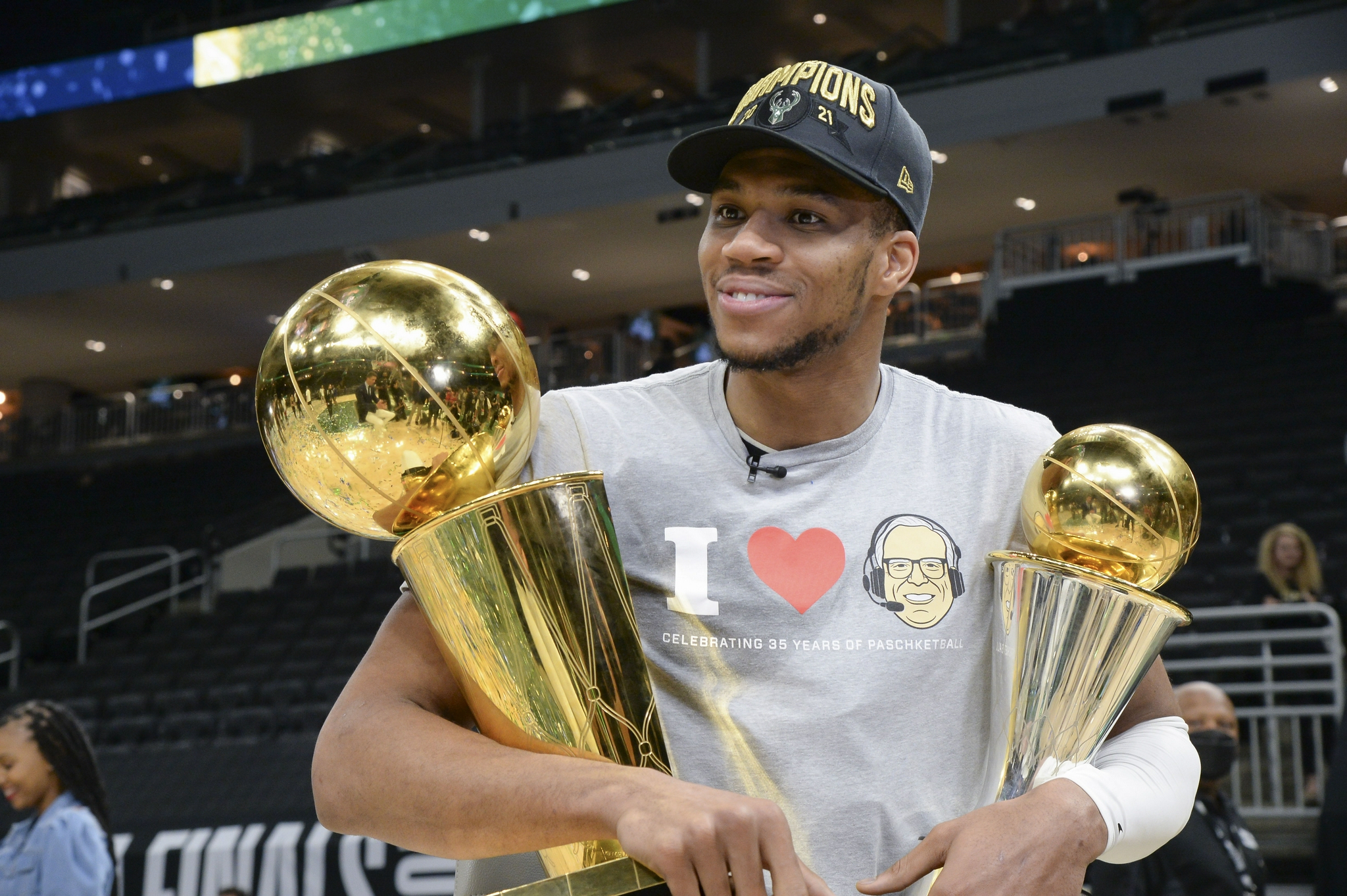 火箭主帅遭遇质疑,球队需找到突破口 火箭主帅遭遇质疑,球队需找到突破口