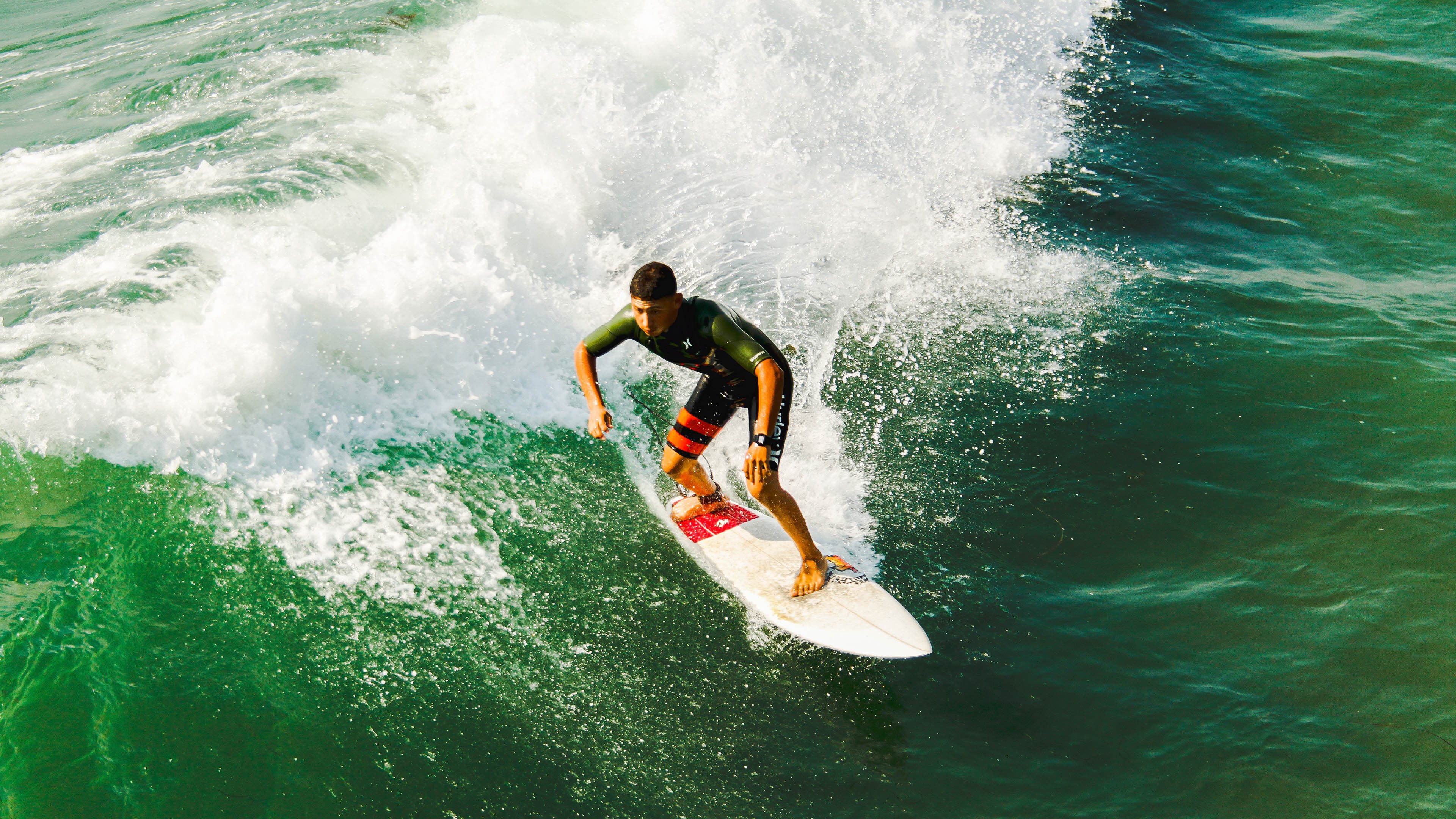 开云体育官网-利物浦对阵突尼斯，贝林厄姆的教科书级表现，如何重新定义中场艺术