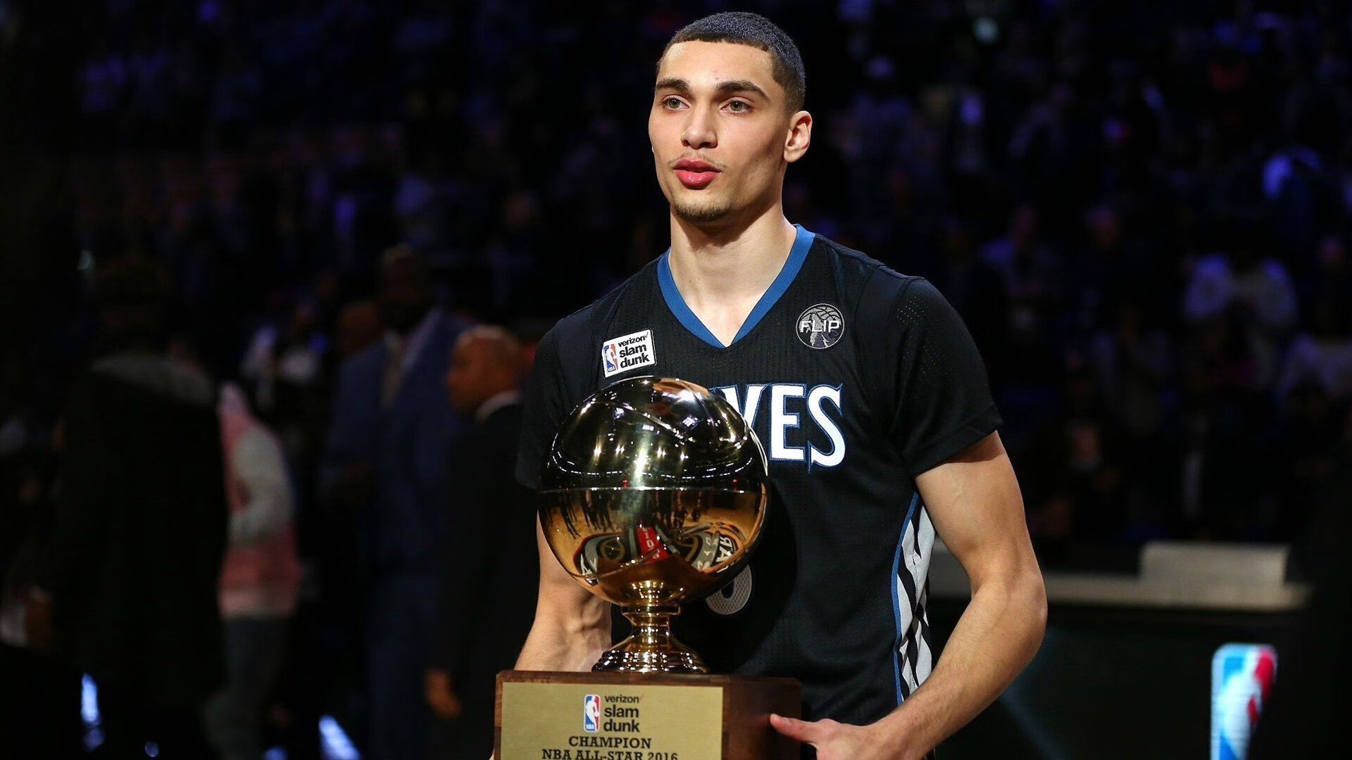 开云体育官方网站-范弗利特跨洋统治，当猛龙之翼掠过深圳夜空