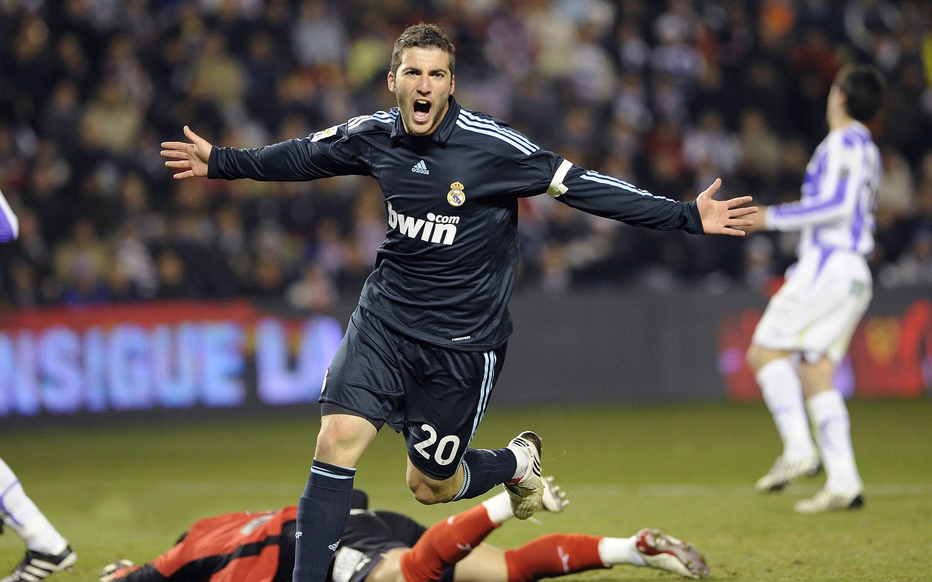 开云APP-冰与火的碰撞，孔德爆发引领冰岛连续得分，战术压制震撼英格兰